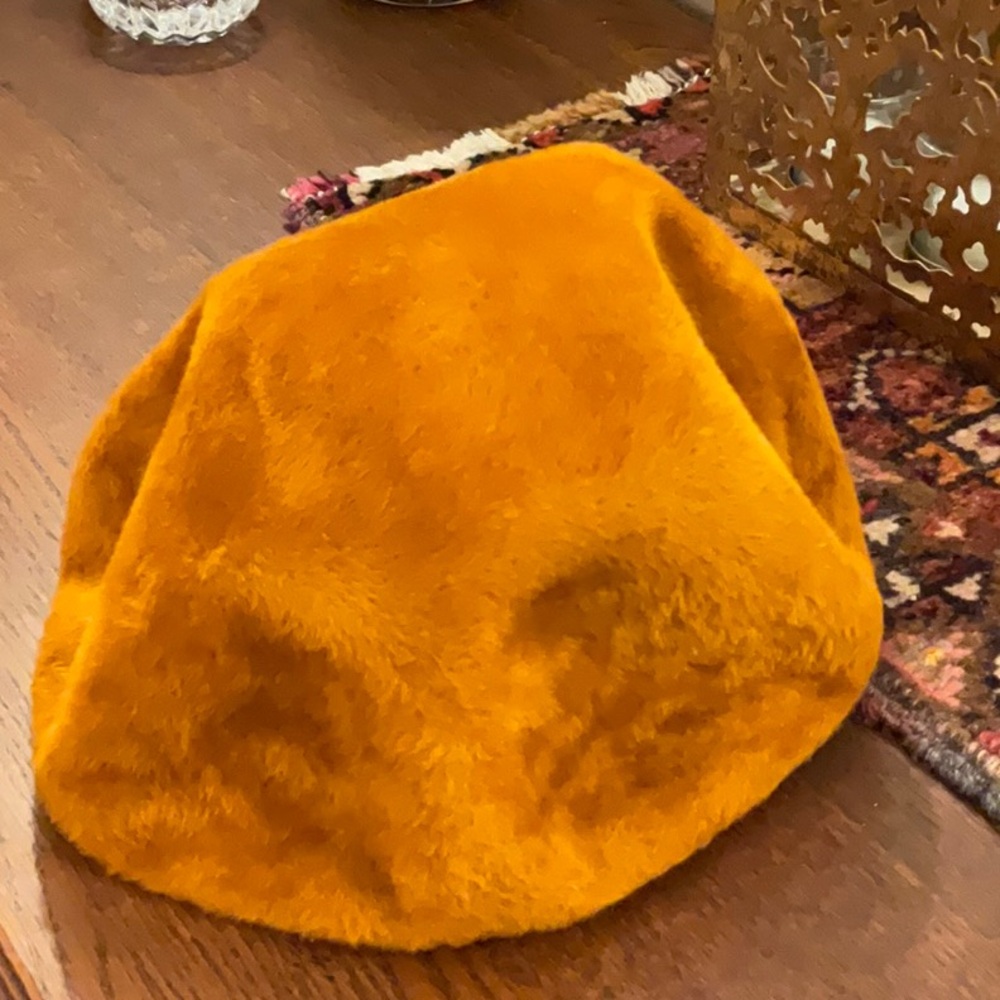 Wow! What fun! Fabulous vintage hat from 40’s/50’s.  Mint condition, color fab!